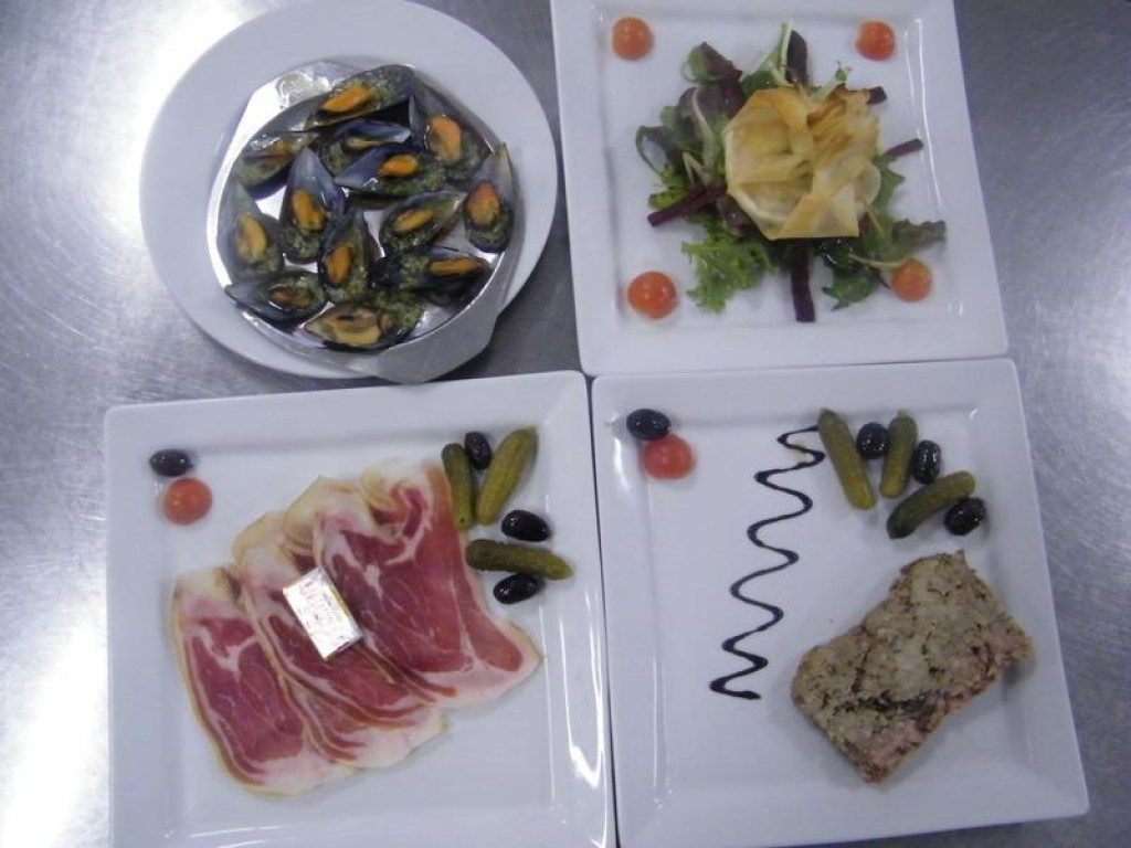Quatre assiettes carrées : moules, carpaccio, terrine et entrée du jour